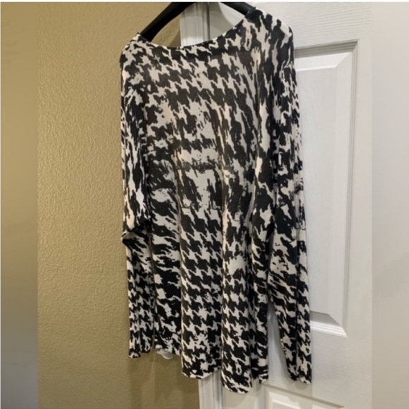 Two Twenty Five Sweaters dress Black & White
Graphic Sweater Size XL - Picture 5 of 10